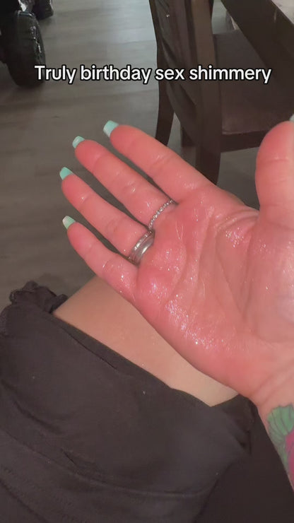 Crema Corporal Truly Shimmer Birthday Sex – Hidrata, Da Brillo y Reafirmación Tu Piel